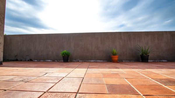 Les meilleures astuces pour un carrelage extérieur facile à entretenir